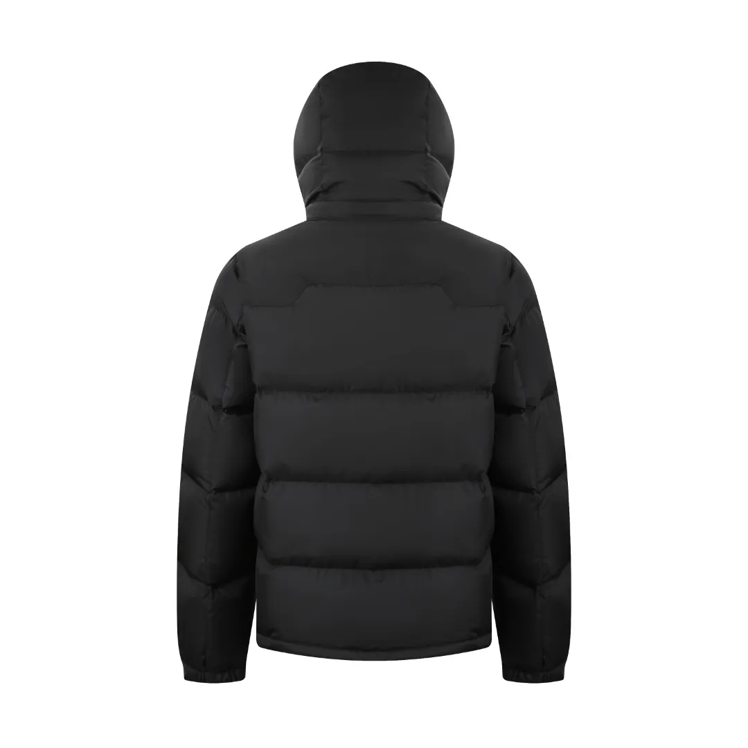 P930 Ralph Lauren Classic Red Label Down Jacket] Nylon fabric has good windproof and waterproof properties, which can effectively block the intrusion of wind and rain from the outside and keep the inside dry, suitable for wearing in humid or rainy environments.  The red label on the chest is made with an imported MECLO embroidery machine. The original pattern is scanned first, and then high-quality silk thread is used to make a pattern. The density effect is adjusted by continuous pattern making.  Detachable hood: The down jacket is equipped with a detachable nylon hood, which users can easily remove or install according to weather changes or personal preferences, which is both practical and convenient.  Exquisite details: the zipper design is simple and elegant, easy to operate; the closing design of the cuffs and hem effectively prevents the intrusion of cold wind, improving the warmth and comfort of wearing.   High-quality filling: 90 white duck down is selected, with a weight of 260g, ensuring excellent thermal insulation performance. After strict screening and processing, the velvet is not easy to drill, ensuring durability. The hangtags, wash marks, air holes, and four-button buttons are all customized from the original one-to-one mold.    Size: S M L